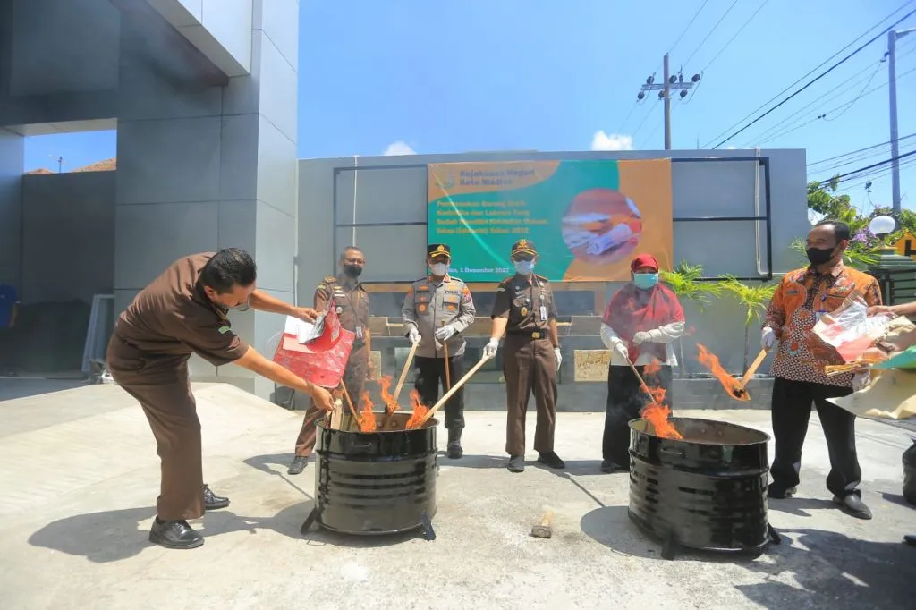 Kejari Kota Madiun bersama forkopimda memusnahkan barang bukti dihalaman Kantor Kejari setempat.