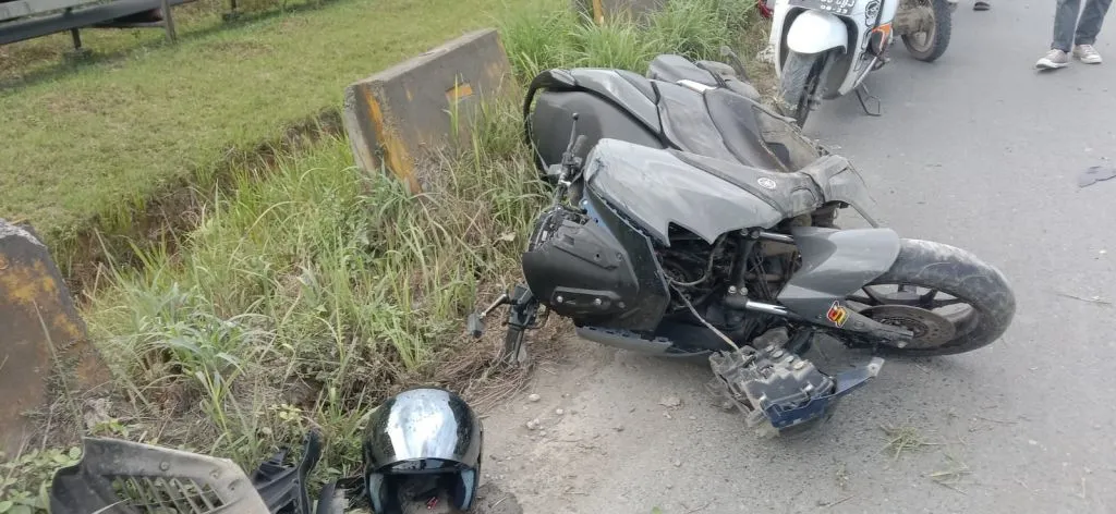 Berkendara Sambil Main HP, Warga Bungkukan Alami Kecelakaan
