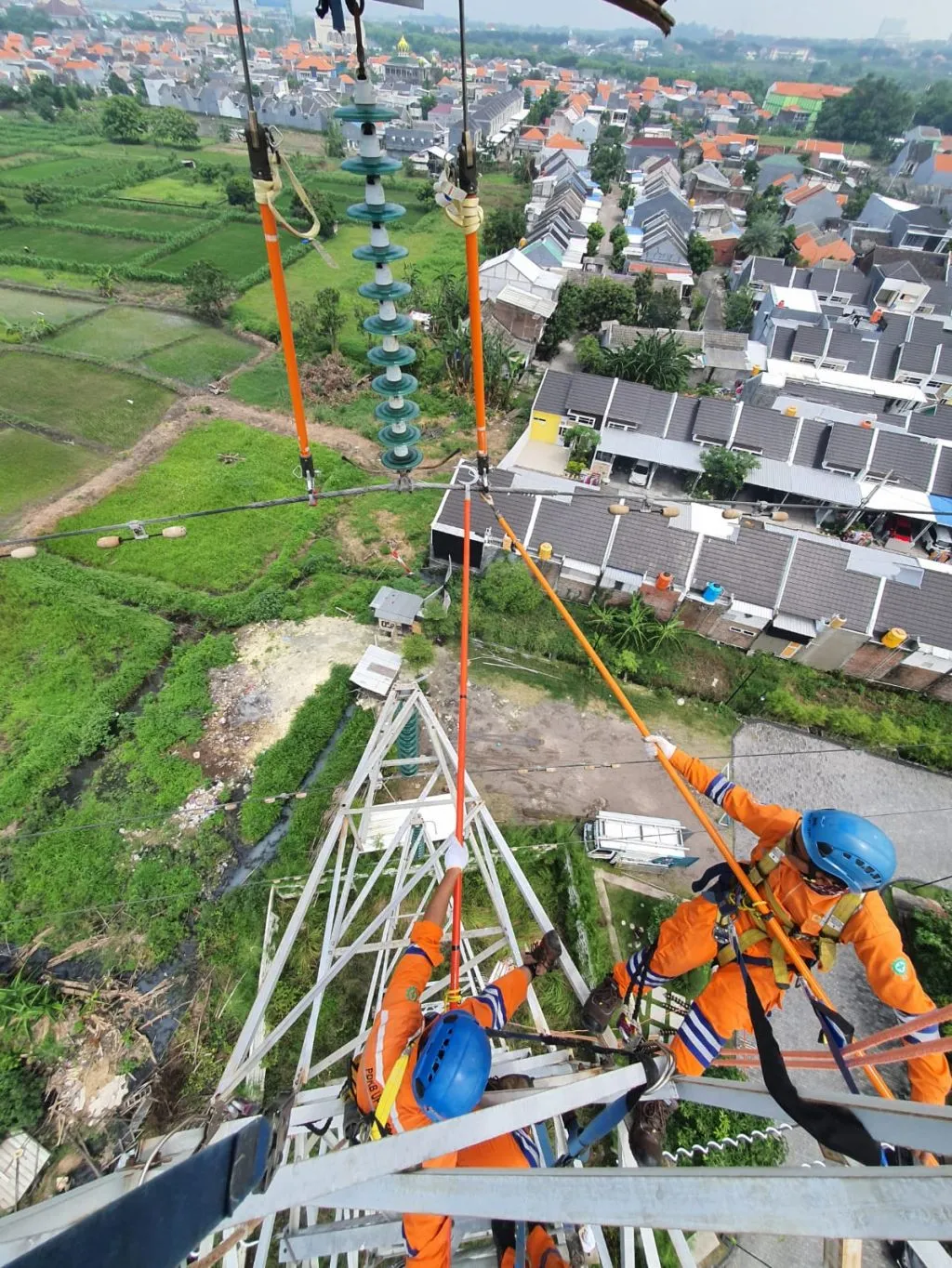 Jaga Suplai Listrik ke Pelanggan, PLN Lakukan Penggantian Isolator yang Korosi