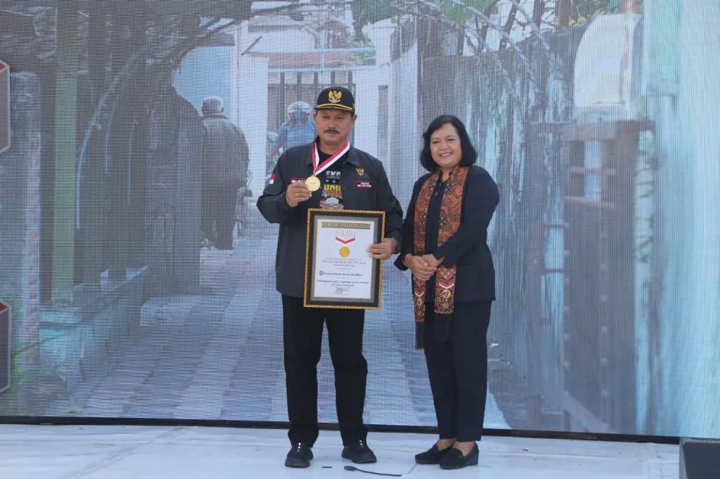 Walikota Madiun, Maidi menerima piagam penghargaan MURI yang diserahkan oleh MURI Representative, Sri Widayati di halaman Balaikota Madiun, Sabtu pagi (10/12/2022).
