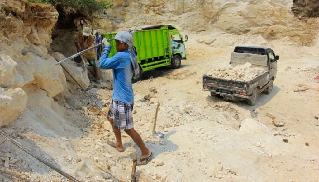 Terdampak MRP, 126 Penambang Gamping Ponorogo Dapat Bantuan