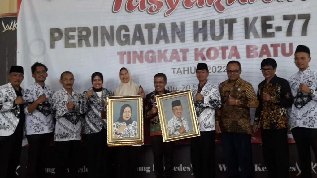 Wali Kota dan Wakil Walikota Batu Diberi Cindera Kasih Berupa Lukisan