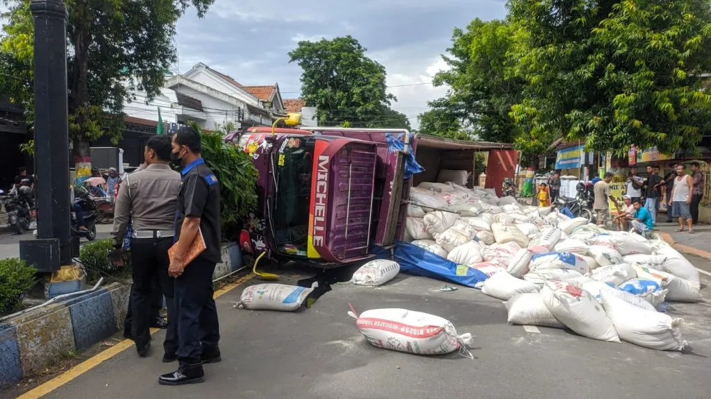 Hindari Pajero, Truk Bekatul Terguling di Ponorogo