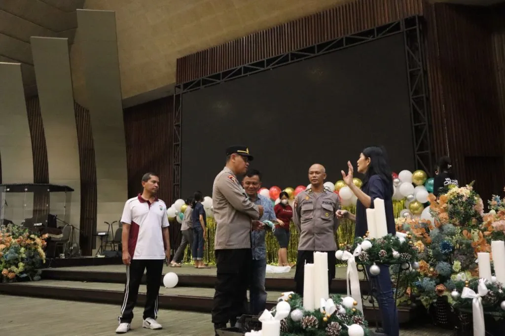 Amankan Misa Natal, Polisi Sterilisasi Gereja Sidoarjo