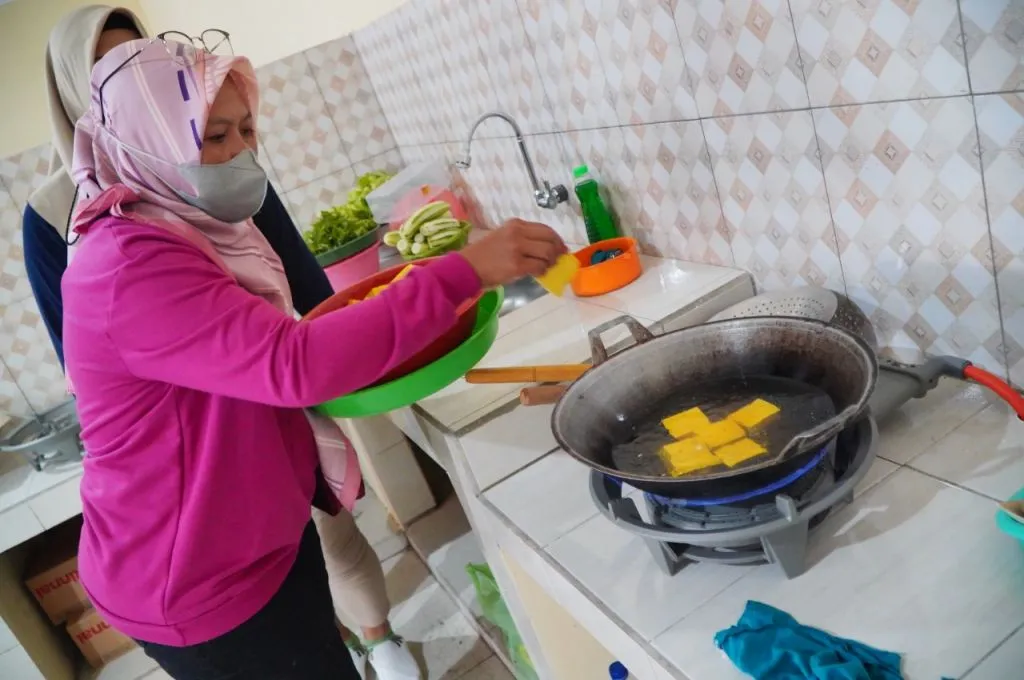 Pemkot Madiun menyediakan dapur umum lengkap dengan 30 unit kompor gas metan.Foto: Adi