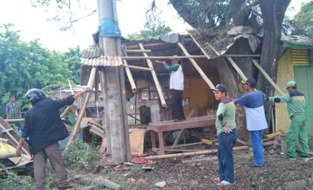 Bangunan Liar di Bantaran Kali Perancis Kosambi Dibongkar