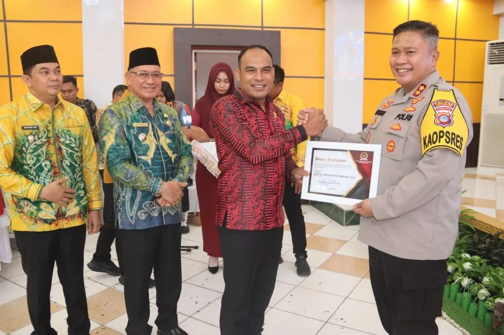 Ketua DPRD dan Bupati Kotabaru Serahkan Piagam Penghargaan ke Kapolres Kotabaru