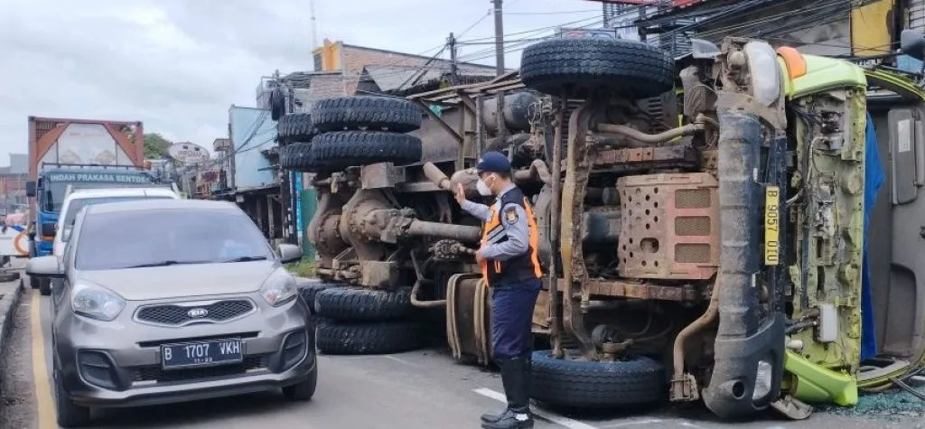Sopir Kaget Ada Motor Lewat, Dump Truk Terguling di Jalan Raya Bitung Tangerang