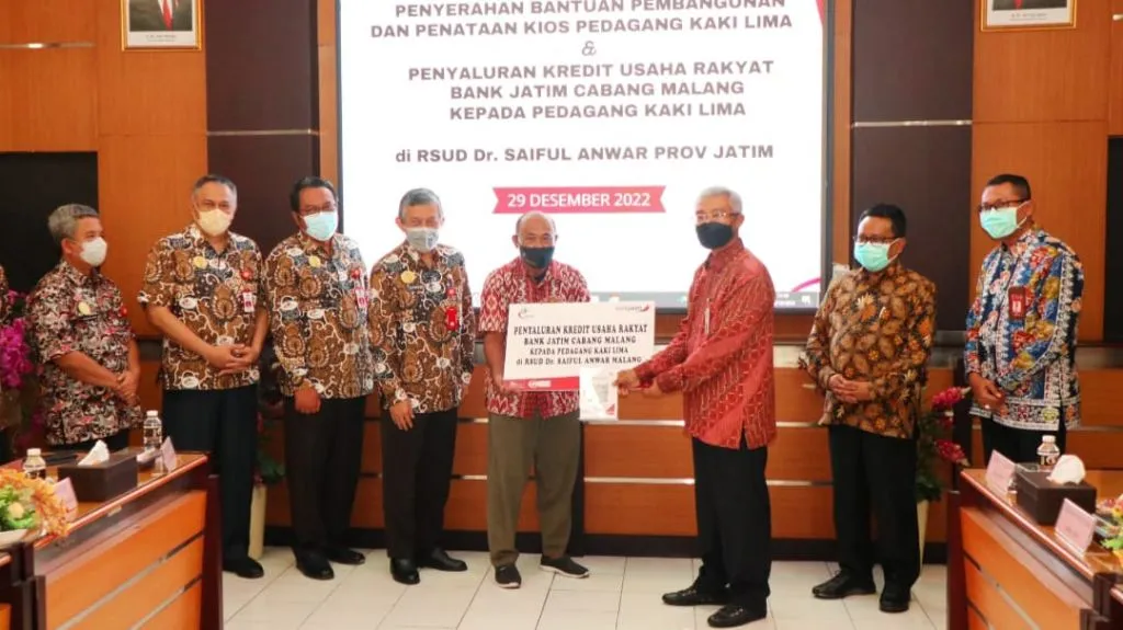 Bank Jatim Bangun Kios PKL di Malang dan Berikan Ambulance di Situbondo
