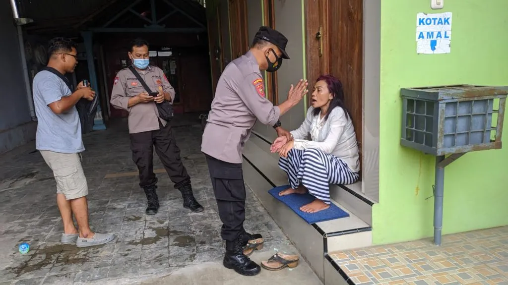 Diduga Depresi Hartanya Habis, Wanita Ini Coba Tabrakan Diri di Jalur Provinsi