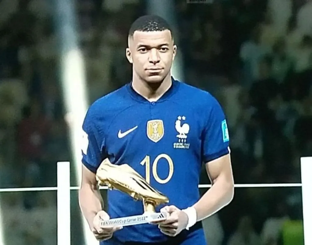 Cetak 8 Gol, Mbappe Raih Sepatu Emas