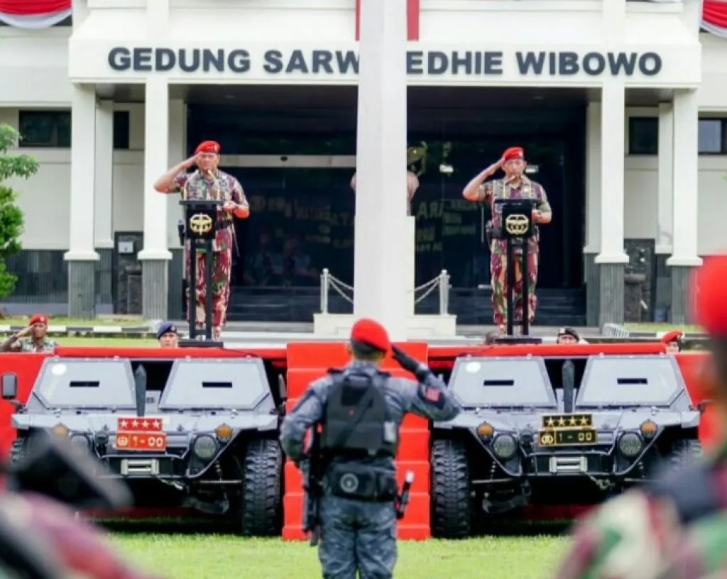 Sinergitas TNI-Polri Tetap Terjaga, Kapolri Disematkan Baret Merah Kopassus