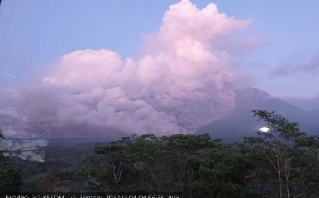 Semeru Muntahkan Awan Panas Sejauh 7 km