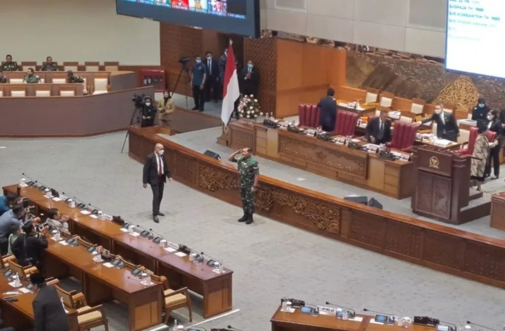 Laksamana Yudo Margono Beri Hormat pada Anggota DPR RI