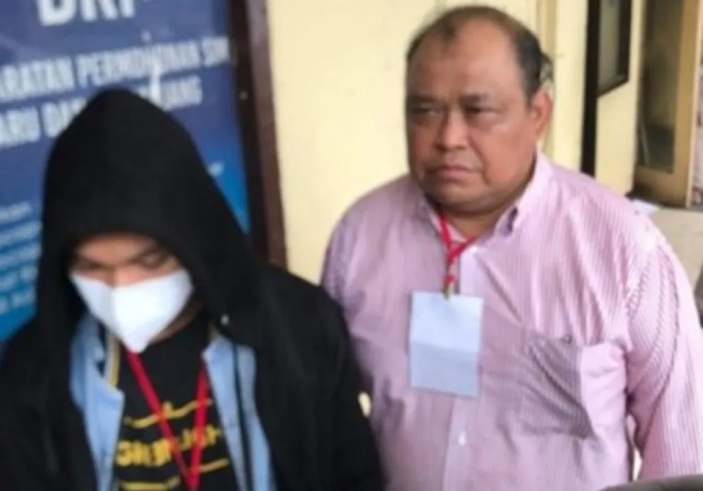 TPP (kiri) didampingi kuasa hukumnya di Polres Metro Depok. Foto: Toni