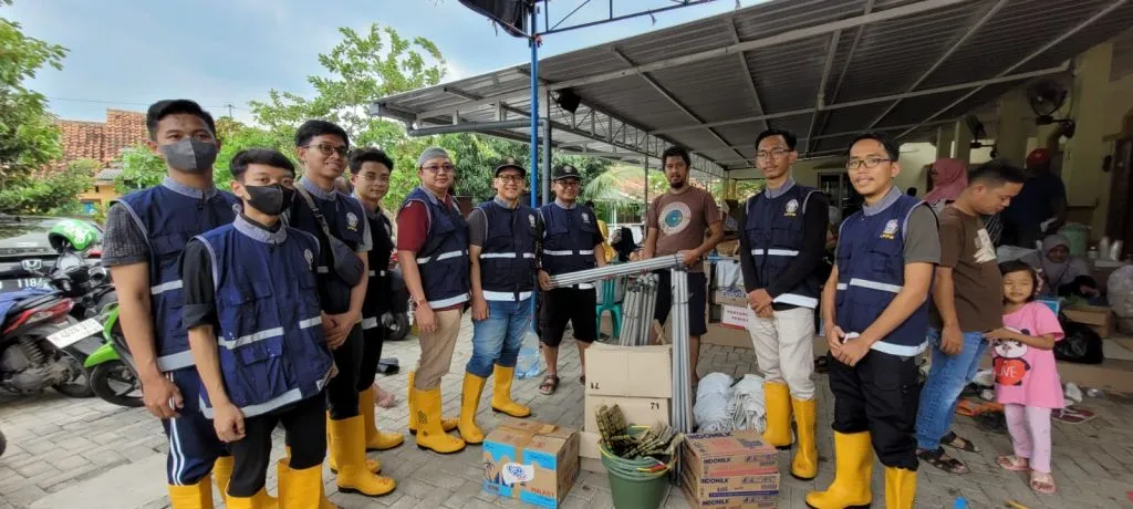 UNDIP Salurkan Bantuan untuk Para Korban Banjir di Meteseh Semarang