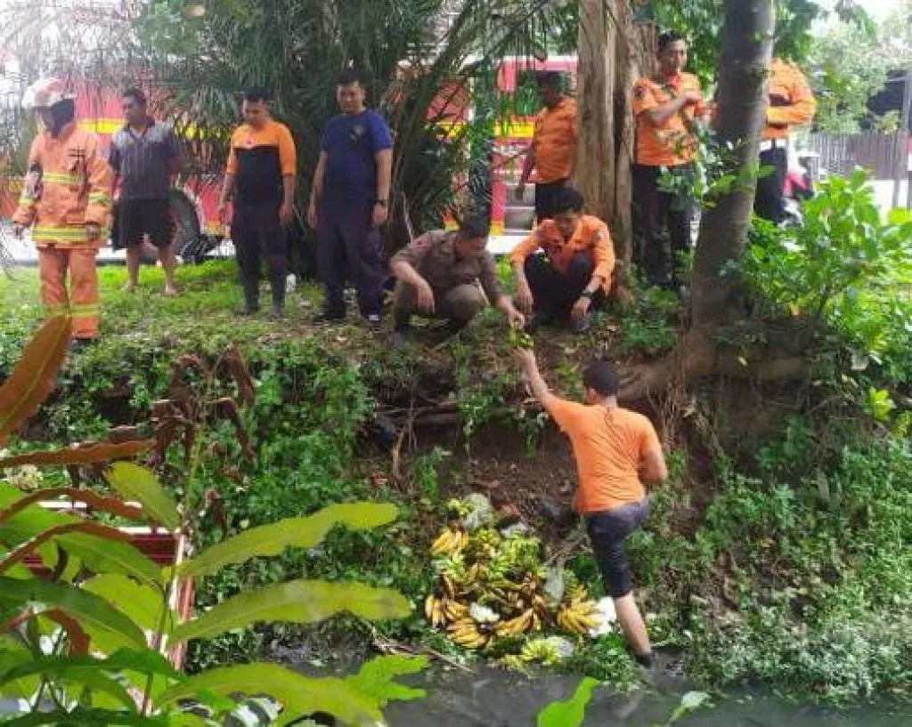 Ngantuk Saat Angkut Pisang, Motor Terjebur Sungai di Jl.Raya Jemursari