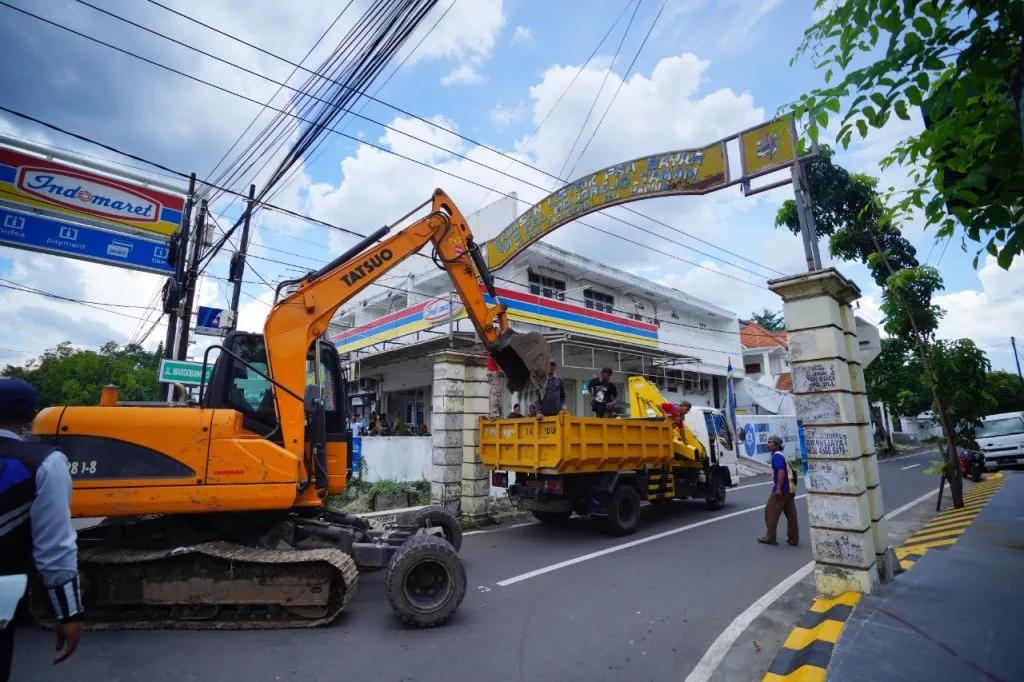 Gapura pintu masuk jalan Margobawero, Kelurahan Mojorejo, Kecamatan Taman, Kota Madiun sisi utara atau persimpangan dengan Jalan Setia Budi dibongkar, Selasa (10/1/2023). Foto:Adi