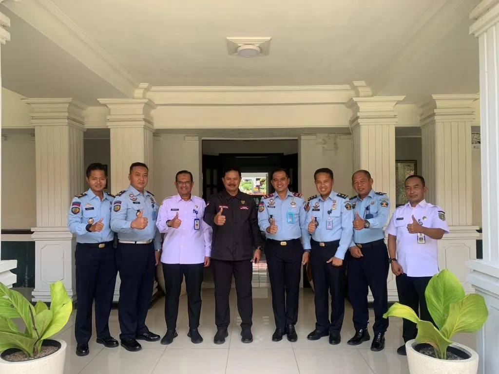 Kalapas Kelas I Madiun, Kadek Anton Budiharta Bersama jajaran saat bersilaturahmi dengan Walikota Madiun, Maidi di Balai Kota Madiun, Rabu (11/1/2023).Foto:Adi