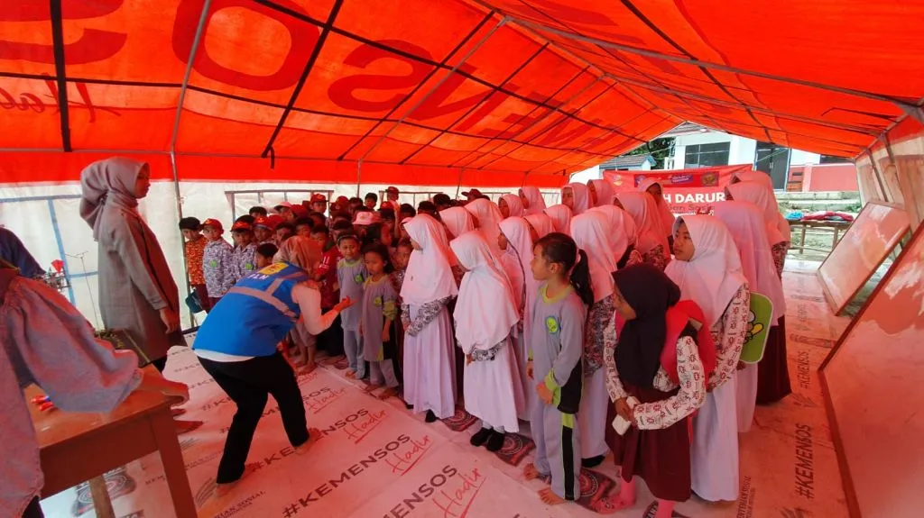 Pegawai PLN Mengajar di Sekolah Darurat