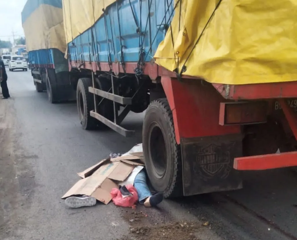 Diduga Hindari Genangan Air, Pengendara Vario Tewas Terlindas Truk Gandeng di Balongbendo