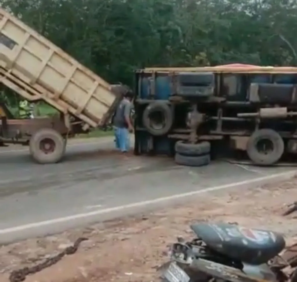 Truk Modifikasi Tabrak Suzuki Shogun, Dua Kuli Bangunan Tewas Mengenaskan