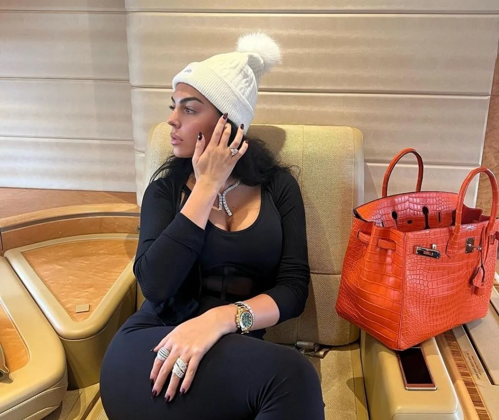 Santai di Jet Pribadi, Kekasih Ronaldo Pamer Tas Hermes