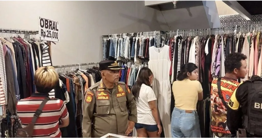 Dari Depan Terlihat Jual Baju, tapi Pas Dimasuki ternyata Tempat Prostitusi