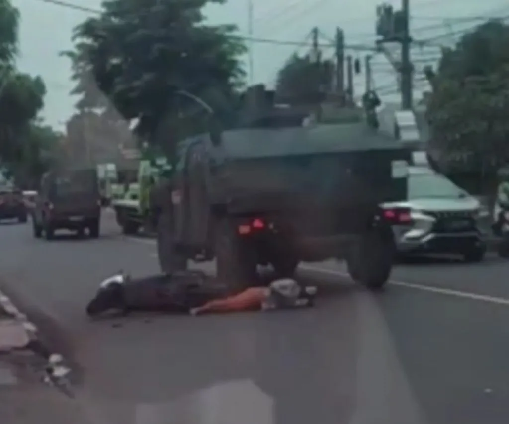 Bonceng Anak Usia 4 Tahun, Emak-Emak Ditabrak dan Lintas Truk Tempur TNI
