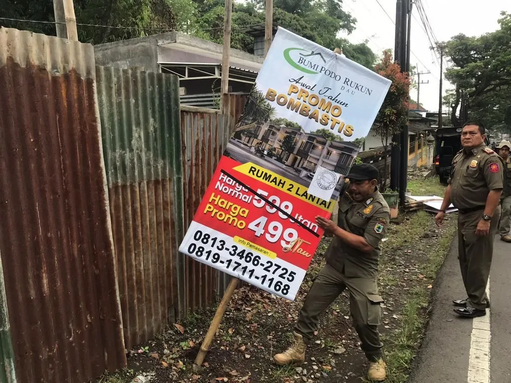 Satpol PP Kota Batu Tertibkan Pemasangan Reklame Berijin Kabupaten Malang Masuk Kota Tetangga