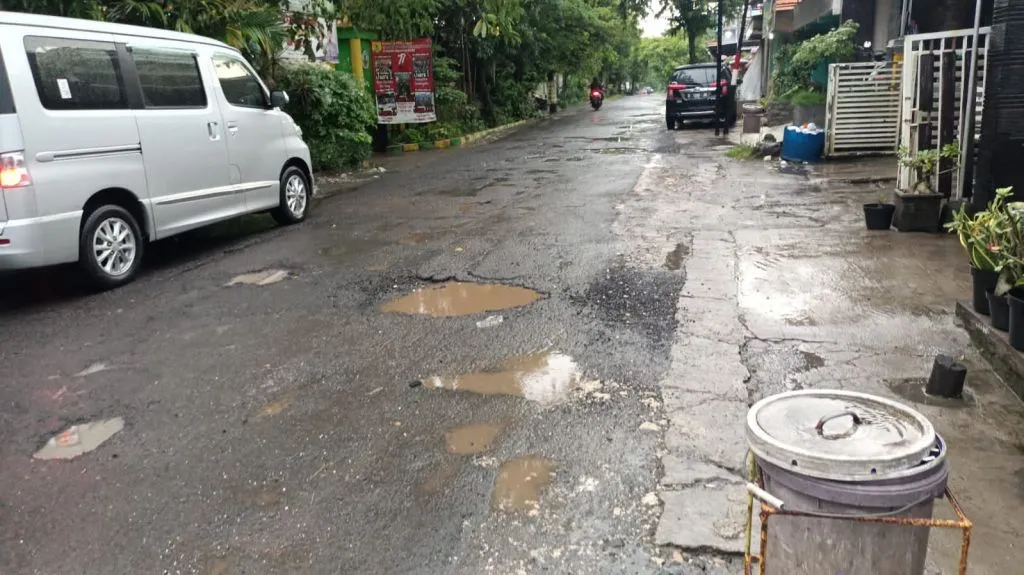 Baru 7 Bulan, Jalan Akses Menuju TPA Tambakrigadung Rusak Lagi