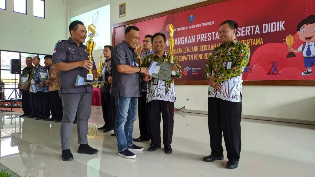 Cetak Generasi Hebat, 192 Siswa SMP Ponorogo Boyong Piagam Dinas Pendidikan