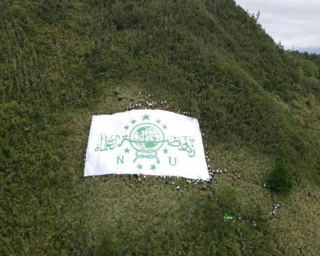 Pecahkan Rekor MURI, Lereng Gunung Panderman Diselimuti Bendera NU Raksasa