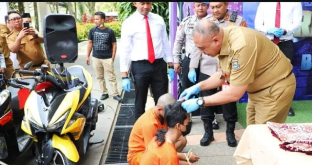 Bupati Tangerang Gunduli Pelajar Nakal