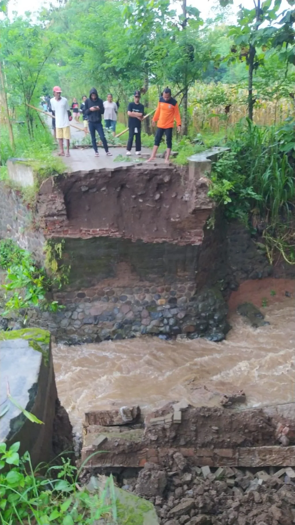Jembatan Putus Akibat Banjir, 150 KK Warga Ponorogo Ini Terisolasi