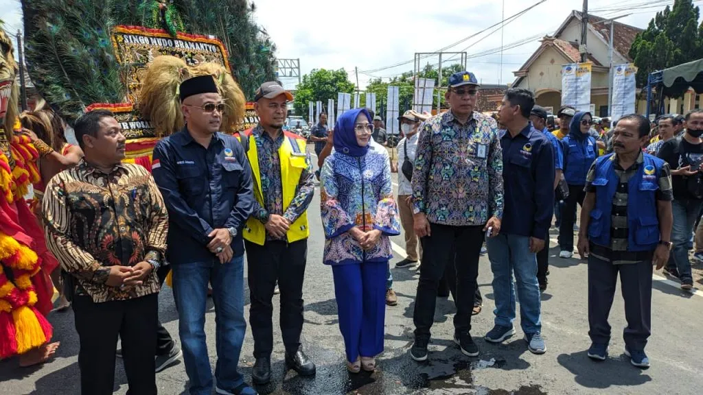 Anggota DPR RI Komisi V Sri Wahyuni saat meresmikan pelebaran jalan ruas Babadan-Seloaji. Foto: Zainul 