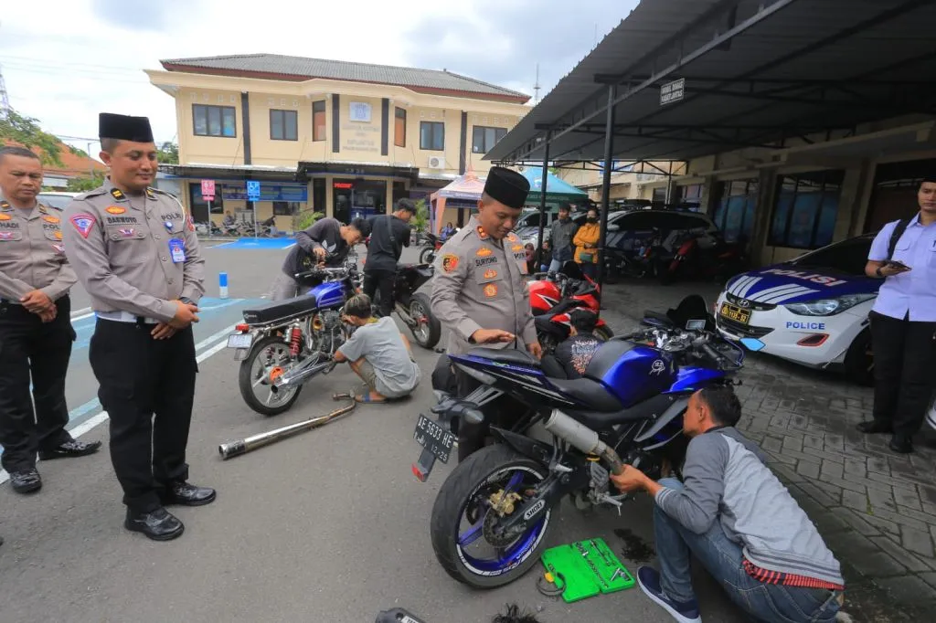 Usai Ditilang, Ganti Knalpot Brong dengan Standar di Polresta Madiun
