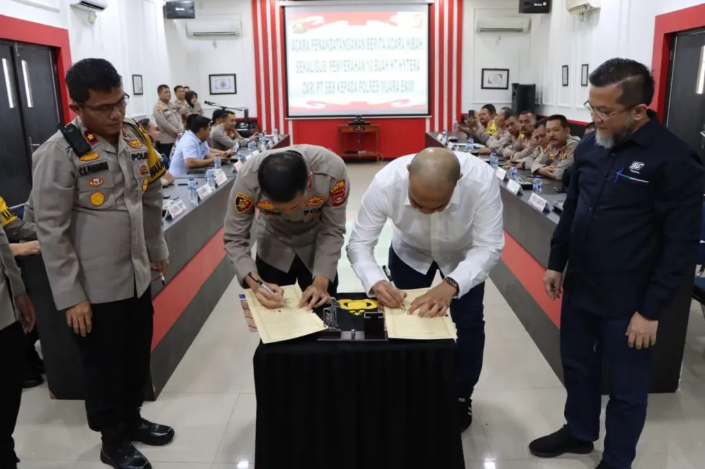 PT.SBS Serahkan Hibah Bantuan Peralatan 10 Unit HT ke Polres Muara Enim