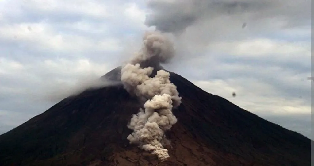 Semeru 'Batuk' lagi