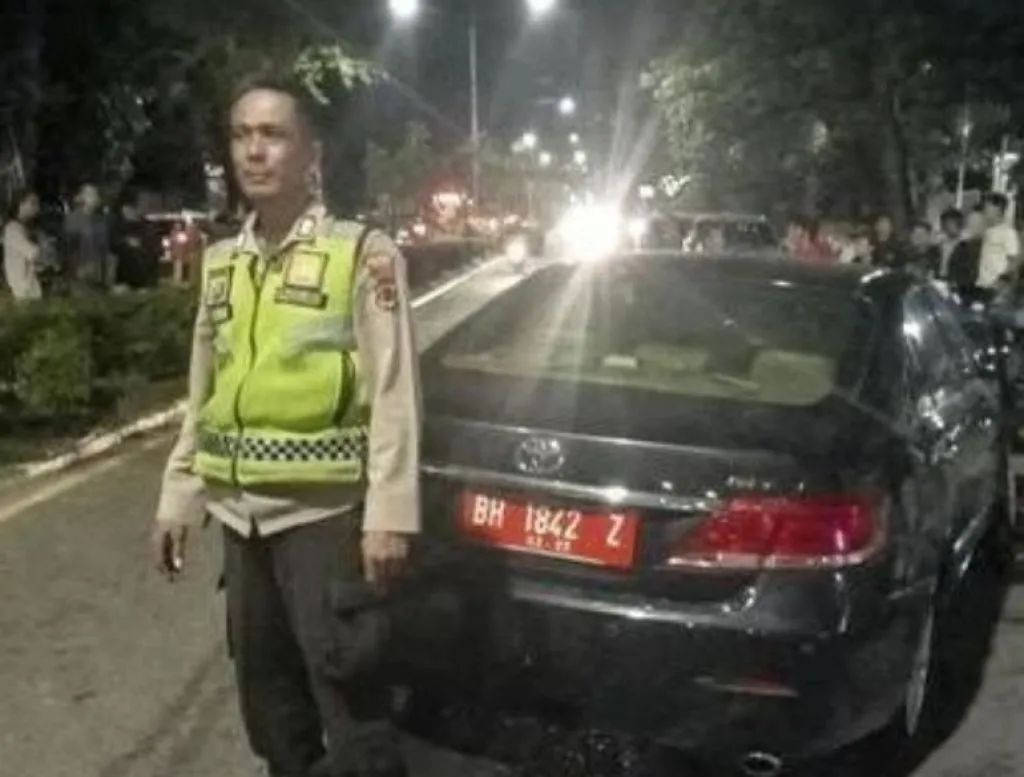 Mobil Dinas DPRD Jambi Tabrak Tiang, di Dalamnya Ada Cewek Bugil