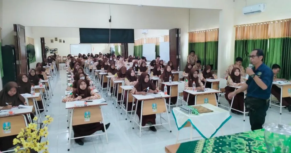 Gelar Safari Jurnalistik, PWI Sidoarjo Berbagi Ilmu ke Siswa SMAN 1 Tarik