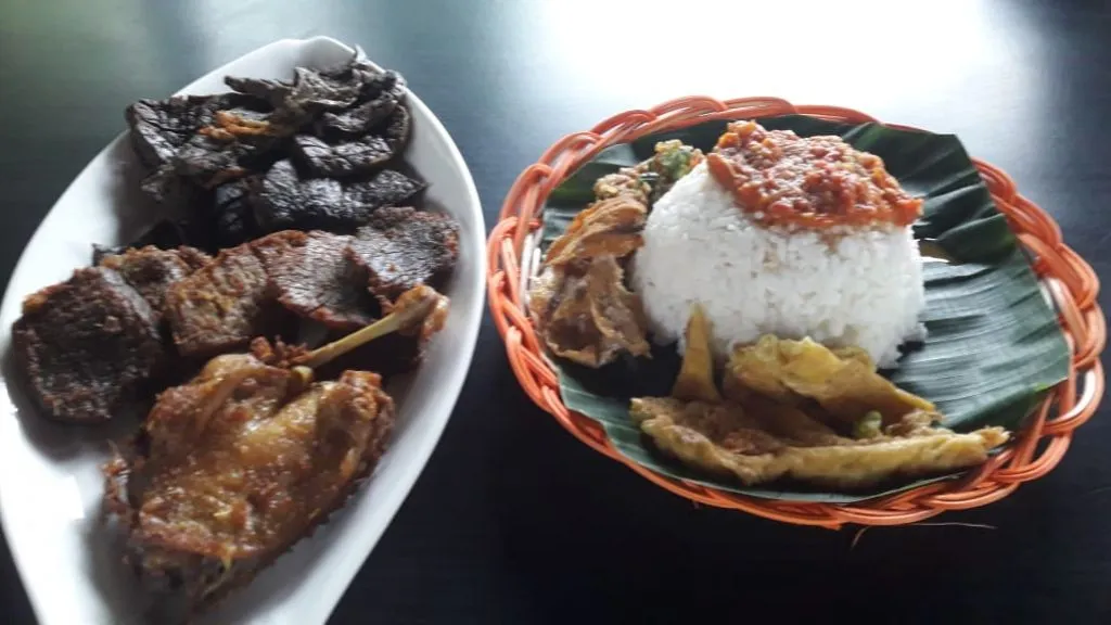 Tempat Kuliner Sego Sambal Wak Kabul, Sajikan Sambal Pedas dengan Sajian Beda