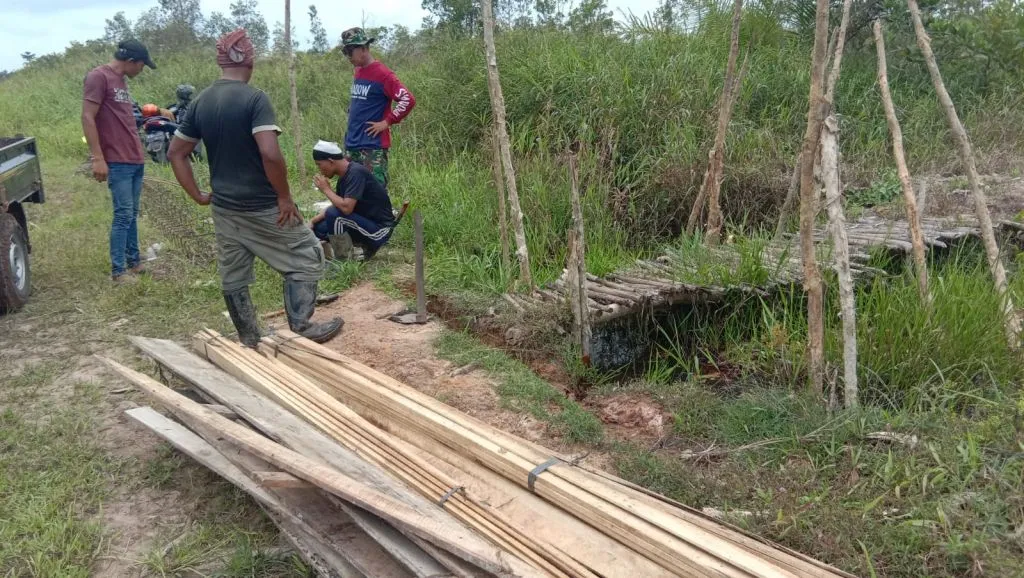 Antisipasi Jalan Banjir dan Berlumpur, Anggota Kelompok Tani Ubdaria Gotong Royong