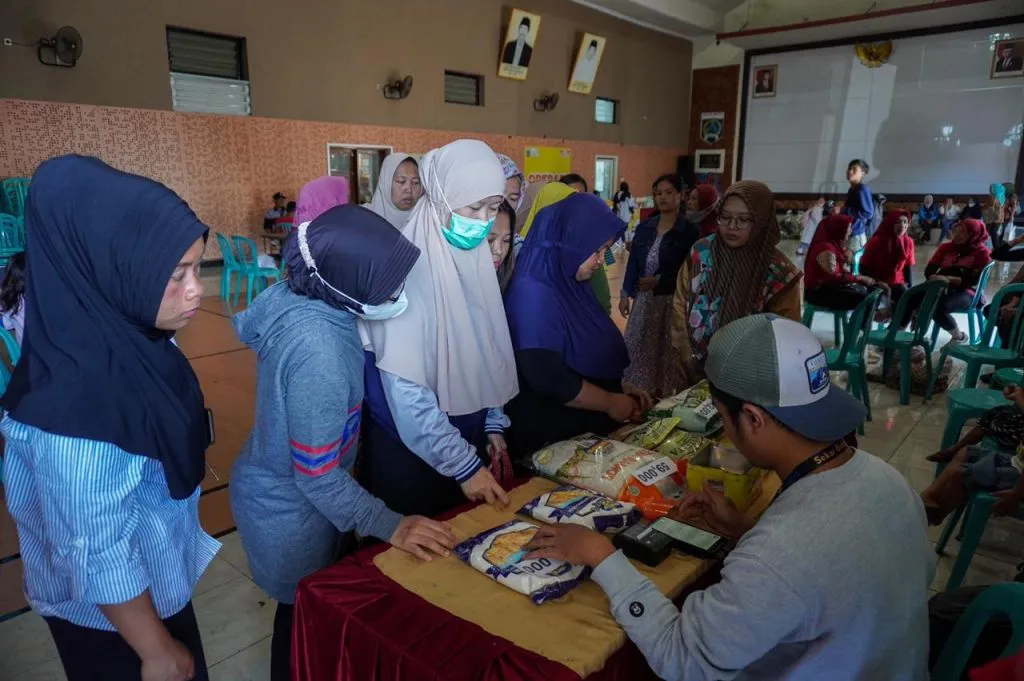 Warga Desa Giripurno Berjubel Antri Sembako Murah