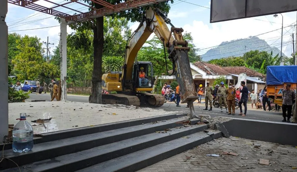 Belasan Bangunan Ilegal di Jalur Ponorogo-Pacitan Dibongkar