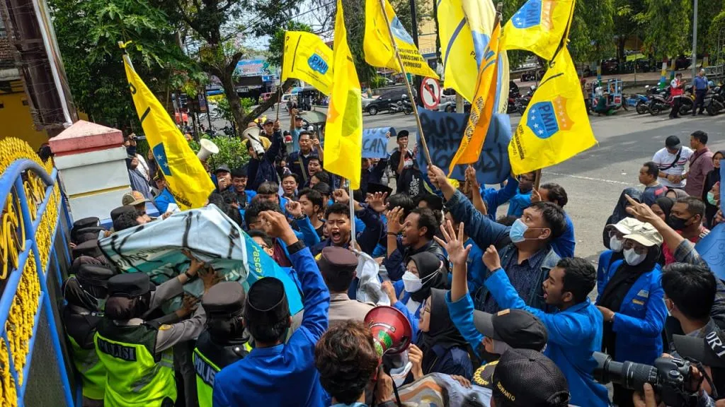 Demo TPA Ponorogo, Mahasiswa Nyaris Adu Jotos dengan Petugas