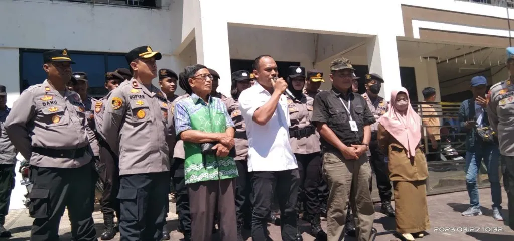 Ketua DPRD Kotabaru saat menerima para pengunjuk rasa, Senin (27/3/2023).Foto: hai