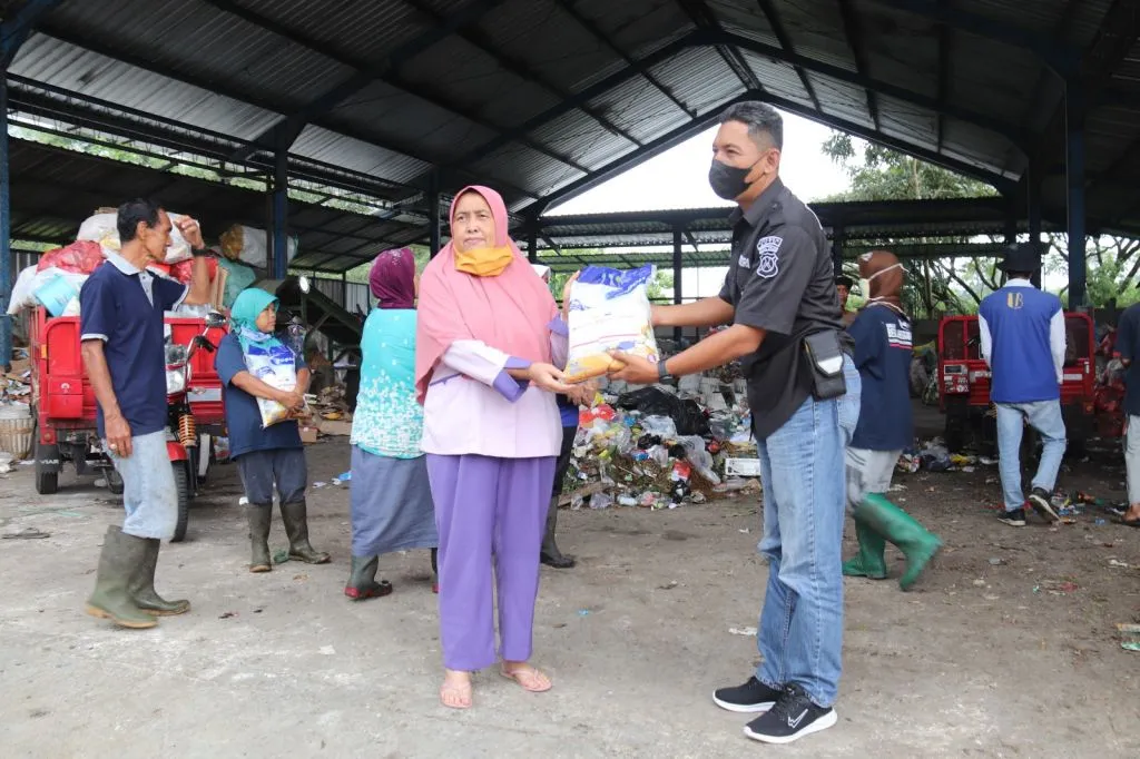 Momen Bulan Ramadhan, Para Pekerja TPA Tlekung Dapat Bansos dari Polres Batu