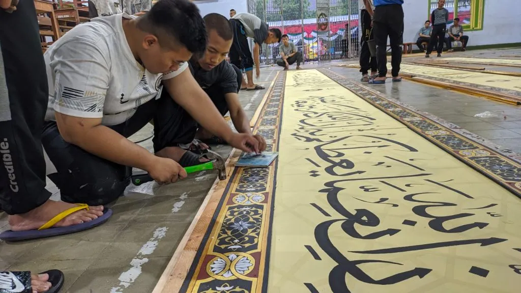 Ngabuburit ala Santri Gontor Ponorogo, Bikin Kaligrafi Raksasa Penyemangat Belajar