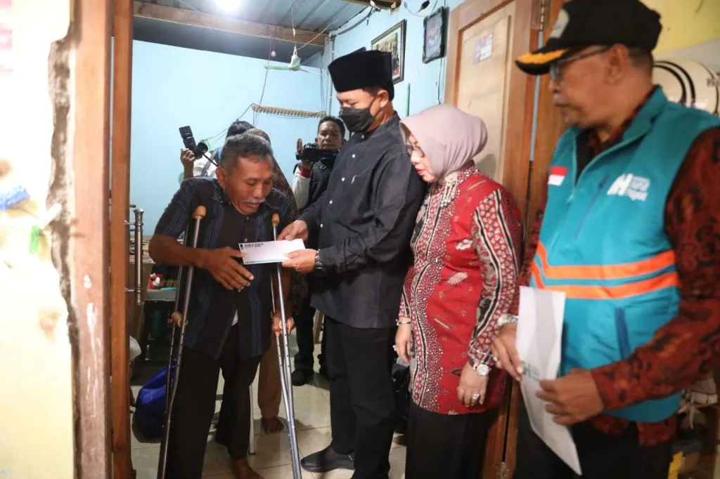 Walikota Madiun Bagikan Bantuan untuk Disabilitas dan Lansia Ngebrok